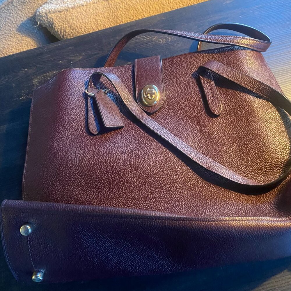 👜 Coach Turnlock Charlie Carryall – Elegant, Roomy & Timeless! 👜